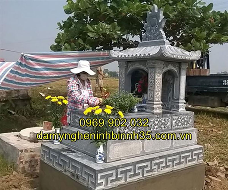 mộ đá tam cấp